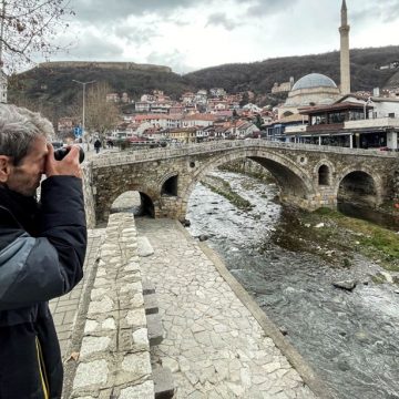Kosovalı fotoğrafçı Nafis Lokvica şehrin yakın tarihine ışık tutuyor