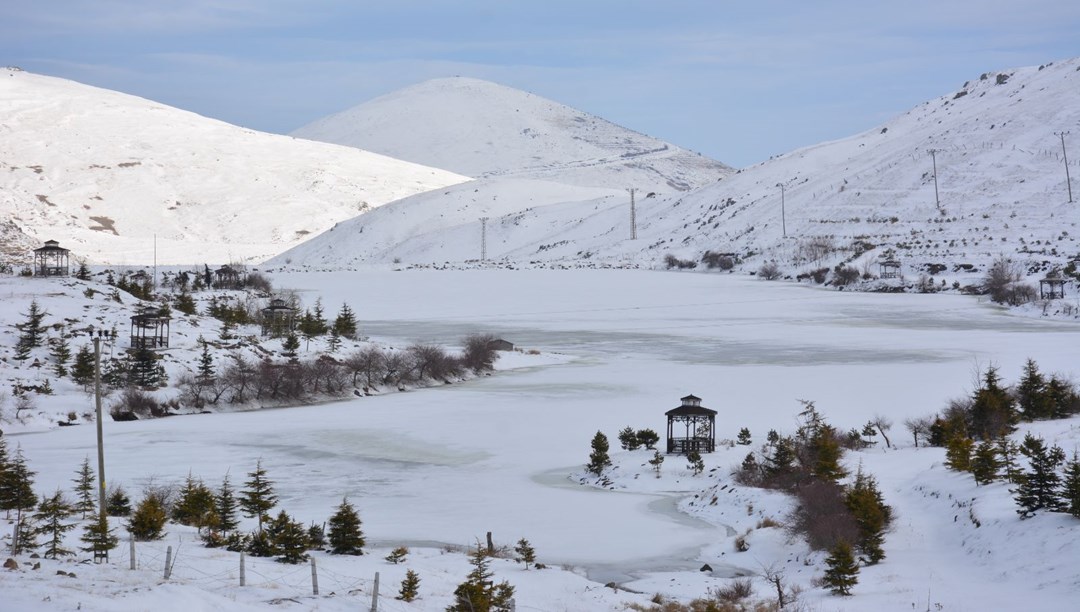 Üçoluk Göleti’nin yüzeyi buzla kaplandı